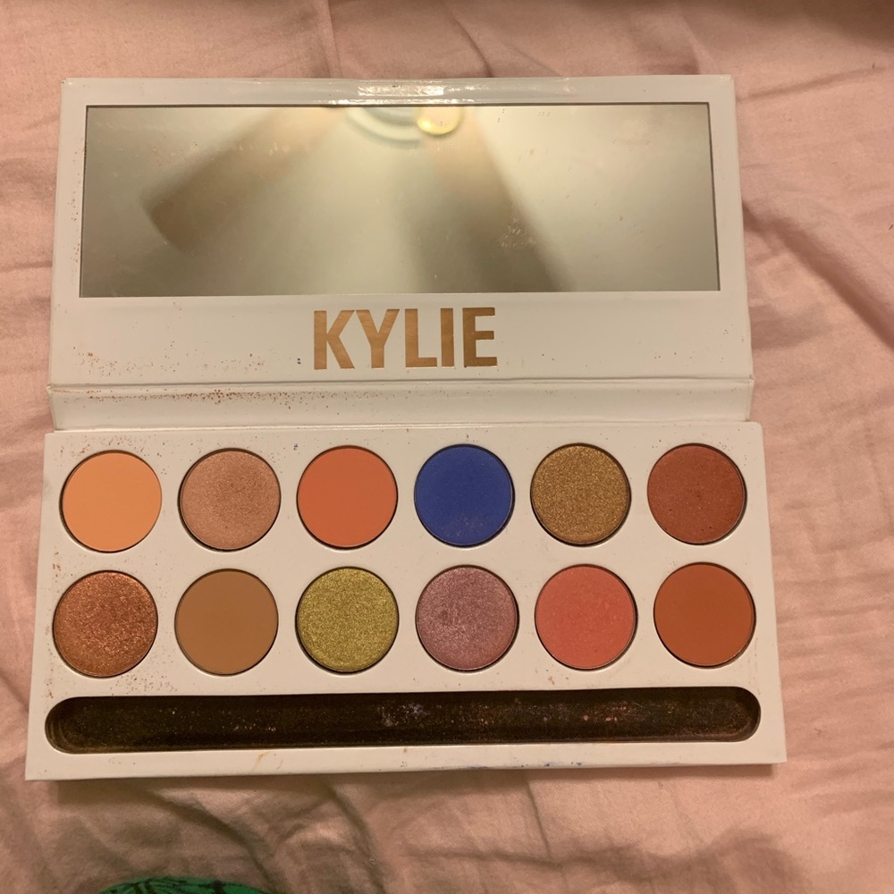 Royal peach pallet minus brush